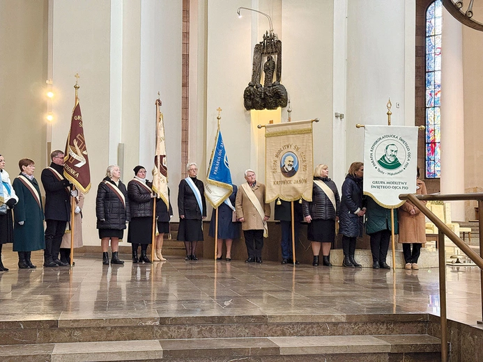 Wspólnoty biorące udział w spotkaniu w katedrze reprezentowały liczne poczty sztandarowe.