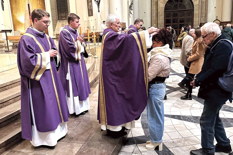 – Grzech stał się we współczesnych nam czasach słowem jakby zapomnianym, trochę wstydliwym, unikanym, pozbawionym wymiaru moralnego. Tymczasem grzech istnieje, czyni człowieka nieszczęśliwym i chociaż człowiek usiłuje to nieszczęście przypisać różnym innym przyczynom, prawda jest właśnie taka: to grzech nas unieszczęśliwia – mówił administrator archidiecezji katowickiej. 
