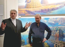 Krystian Myszor (z prawej) z ks. Krystianem Bujakiem, emerytowanym proboszczem parafii św. Jana Sarkandra w Bańgowie, gdzie znajdują się dzieła artysty.