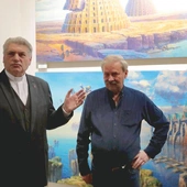Krystian Myszor (z prawej) z ks. Krystianem Bujakiem, emerytowanym proboszczem parafii św. Jana Sarkandra w Bańgowie, gdzie znajdują się dzieła artysty.