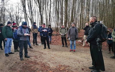 	Leśnymi drogami uczestnicy pielgrzymki przemierzyli 12 kilometrów. 
