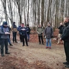 	Leśnymi drogami uczestnicy pielgrzymki przemierzyli 12 kilometrów. 
