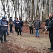 	Leśnymi drogami uczestnicy pielgrzymki przemierzyli 12 kilometrów. 