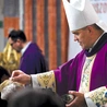 	Biskup posypuje popiołem głowy wiernych w koszalińskiej katedrze.