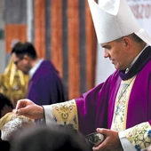 	Biskup posypuje popiołem głowy wiernych w koszalińskiej katedrze.