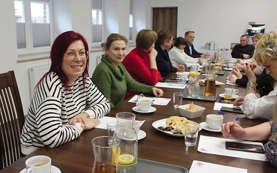 	Nauczyciele przy pracy nad perspektywą szkolnego wolontariatu.