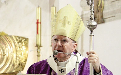 	„Proszę również, aby kto może, dobrowolnie podjął w tych intencjach post ścisły, zwłaszcza w piątki Wielkiego Postu” – pisze hierarcha.