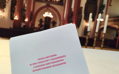 	Droga Krzyżowa w legnickiej katedrze w intencji osób skrzywdzonych. 