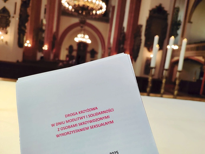 	Droga Krzyżowa w legnickiej katedrze w intencji osób skrzywdzonych. 