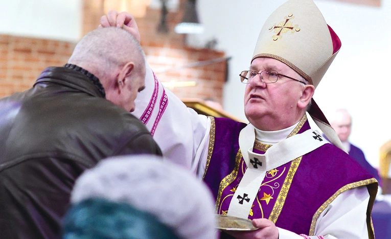 Po homilii odbył się obrzęd posypania głów popiołem.