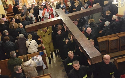 Wierni nieśli potężny drewniany krzyż. 