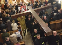 Wierni nieśli potężny drewniany krzyż. 