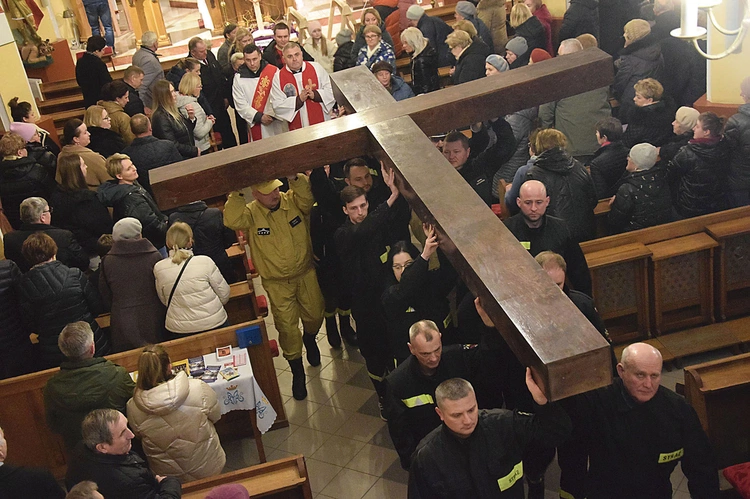 Wierni nieśli potężny drewniany krzyż. 