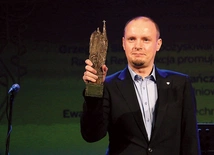 Marek Ziółkowski ze statuetką.