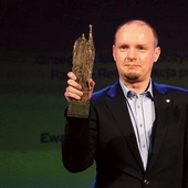 Marek Ziółkowski ze statuetką.