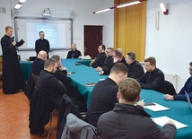 Narada księży w sali konferencyjnej Kurii Diecezji Radomskiej.