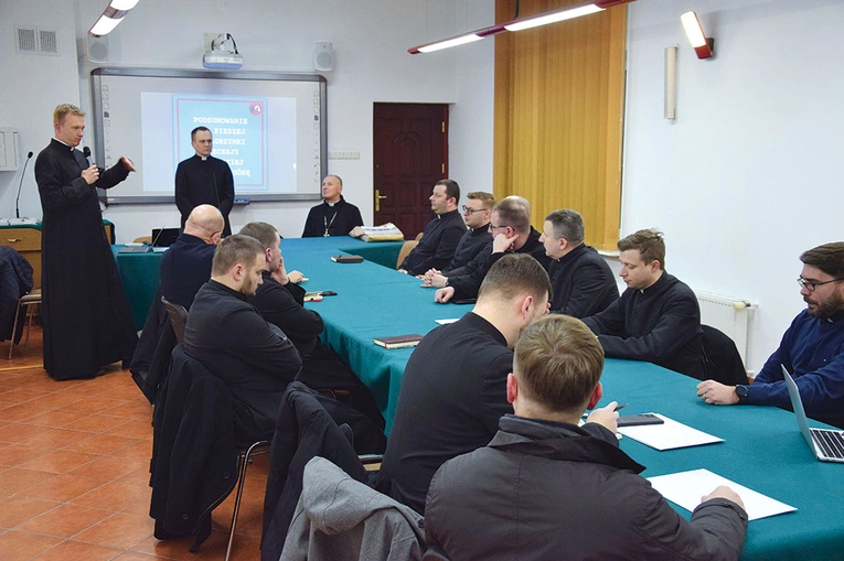 Narada księży w sali konferencyjnej Kurii Diecezji Radomskiej.