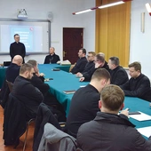 Narada księży w sali konferencyjnej Kurii Diecezji Radomskiej.