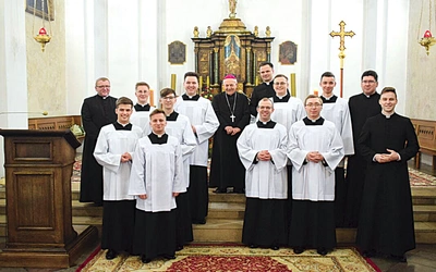 Klerycy wraz ze swoimi przełożonymi.