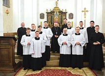 Klerycy wraz ze swoimi przełożonymi.