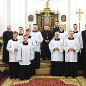 Klerycy wraz ze swoimi przełożonymi.