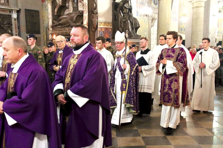 Biskup Szymon Stułkowski życzył diecezjanom dobrej wielkopostnej drogi.