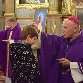 Posypywanie głów popiołem przez bp. Solarczyka.