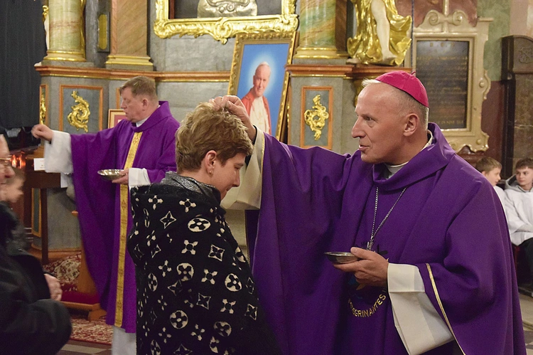 Posypywanie głów popiołem przez bp. Solarczyka.