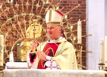 Bp Marek Solarczyk udzielił błogosławieństwa relikwiami świętego.