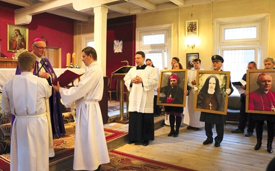 W procesji przyniesiono również portrety płockich biskupów męczenników oraz s. Marii Teresy.