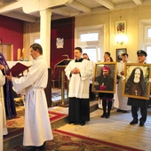 W procesji przyniesiono również portrety płockich biskupów męczenników oraz s. Marii Teresy.
