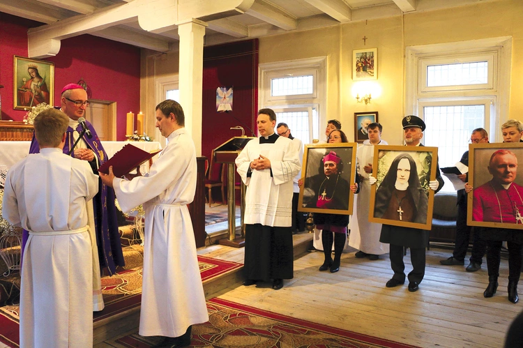 W procesji przyniesiono również portrety płockich biskupów męczenników oraz s. Marii Teresy.