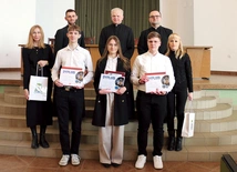 Laureaci z katechetami, rektorem WSD ks. Markiem Adamczykiem i ks. Mariuszem Chamerskim.