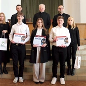 Laureaci z katechetami, rektorem WSD ks. Markiem Adamczykiem i ks. Mariuszem Chamerskim.
