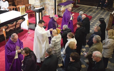 Obrzęd posypania głów popiołem.