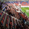 Na niebiesko-czerwonych trybunach nowego obiektu.