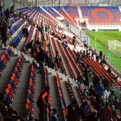 Na niebiesko-czerwonych trybunach nowego obiektu.