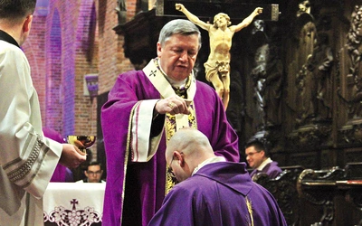 Posypanie głów popiołem jest uznaniem własnej grzeszności.