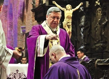 Posypanie głów popiołem jest uznaniem własnej grzeszności.