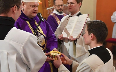 	Podczas obrzędu ustanowienia akolity biskup mówi: „Przyjmij naczynie z chlebem do sprawowania Eucharystii i tak postępuj, abyś mógł godnie służyć Kościołowi przy stole Pańskim”.