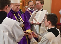 	Podczas obrzędu ustanowienia akolity biskup mówi: „Przyjmij naczynie z chlebem do sprawowania Eucharystii i tak postępuj, abyś mógł godnie służyć Kościołowi przy stole Pańskim”.