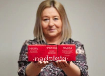 	Do młodych wolontariuszy trafiło tysiąc takich skarbonek, które razem tworzą napis nadzieja.