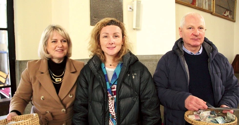 Izabela (w środku) opowiadała o swoim projekcie m.in. w Tarnowie-Klikowej. Pomogli jej tu Basia i Janek z Tarnowskiego Wolontariatu Misyjnego.