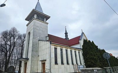 Kilkukrotnie rozbudowywany kościół parafialny.