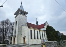 Kilkukrotnie rozbudowywany kościół parafialny.