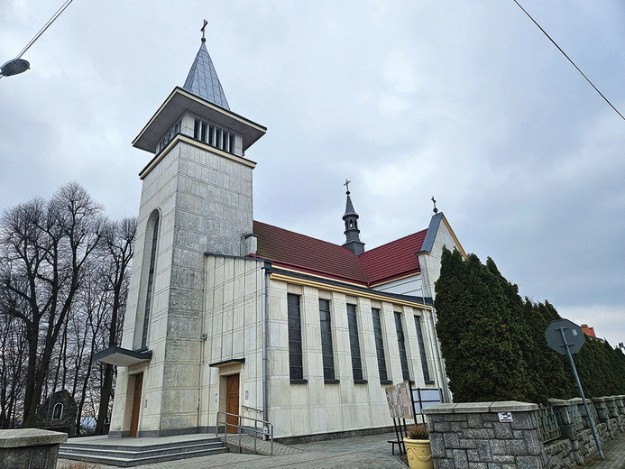 Kilkukrotnie rozbudowywany kościół parafialny.