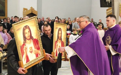 Przekazanie obrazów pierwszym rodzinom.