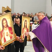 Przekazanie obrazów pierwszym rodzinom.