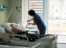 Oddawanie czy powierzanie? Hospicja Caritas niosą ulgę umierającym