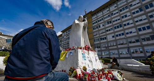 Klinika Gemelli: papież zdalnie uczestniczy w rekolekcjach, podejmuje terapię